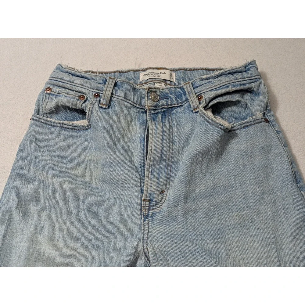 Abercrombie Curve Love Mid Rise 90s Straight Jean Size 26 6 Split Hem Light Wash